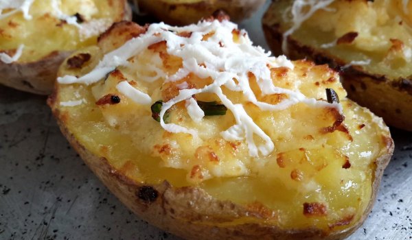 Пълнени картофи с яйца, сирене и лук