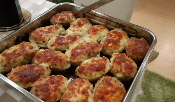 Пълнени картофи с кисели краставички, царевица и гъби на фурна