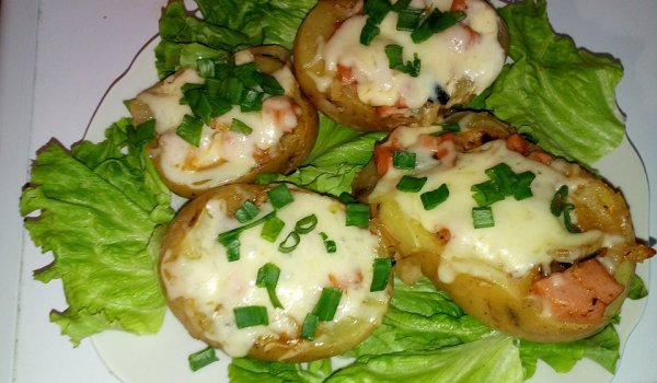 Пълнени картофи с кренвирш, лук и маслини