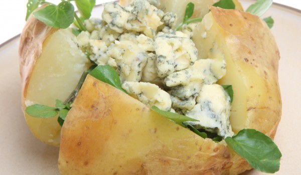 Пълнени картофи с пикантен сос