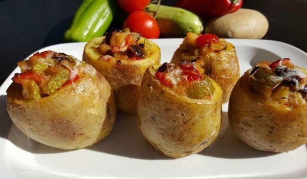Пълнени картофи със зеленчуци