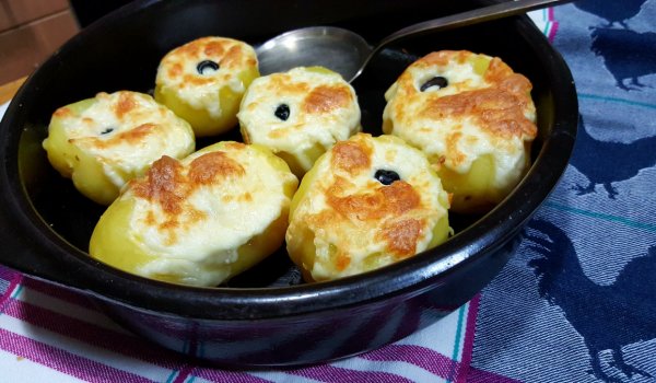 Пълнени картофки с кашкавал, маслини и шунка