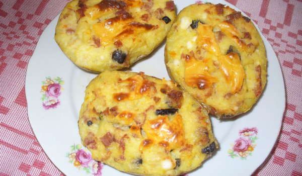 Пълнени картофки с колбас и сирена