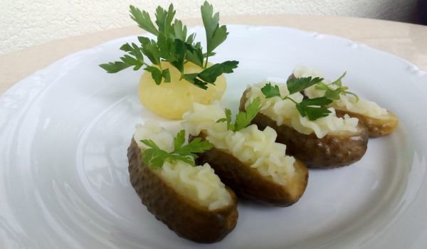 Пълнени кисели краставички с картофено пюре