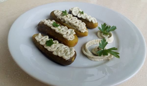 Пълнени кисели краставички с мляко и сухари