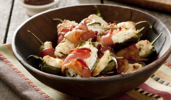 Пълнени люти чушлета с извара в беконче