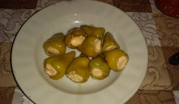 Пълнени люти чушлета с крема сирене