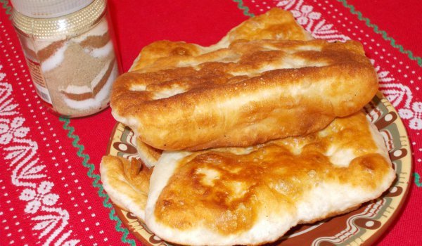 Пълнени мекици с яйца и сирене