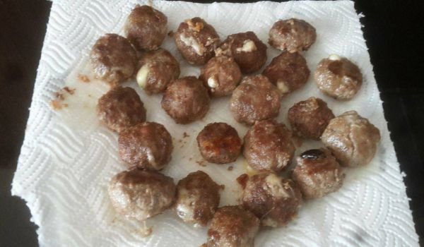 Пълнени мини кюфтенца с кашкавал, шунка и маслина