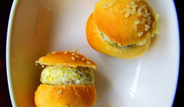 Пълнени мини питки с мус от броколи и сирене