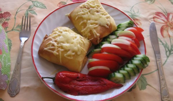 Пълнени палачинки с пилешка салата