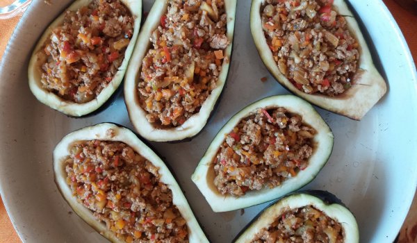 Пълнени патладжани с кайма, домати и гъби