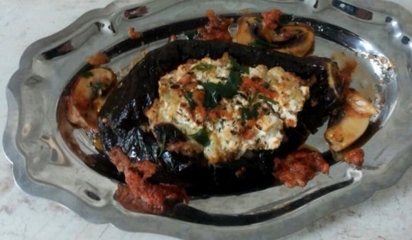 Пълнени патладжани с кайма, гъби и чесън