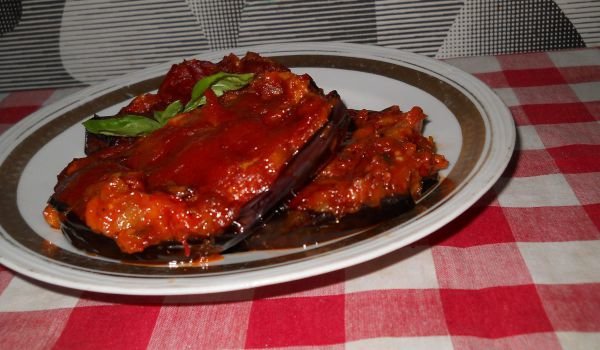 Пълнени патладжани с моркови и доматено пюре