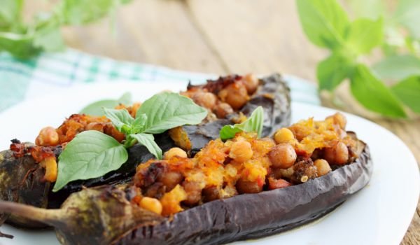 Пълнени патладжани с нахут