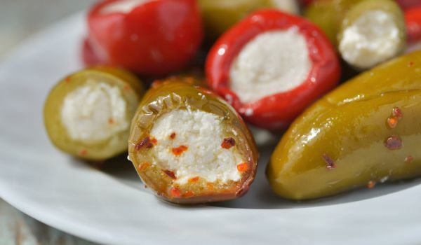 Пълнени печени чушки с цедено мляко и орехи