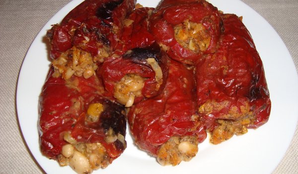 Пълнени пиперки с боб и моркови