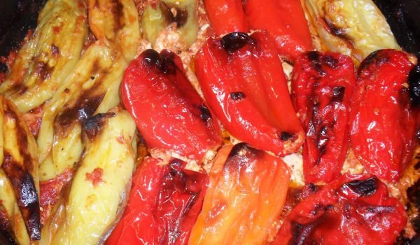 Пълнени пиперки с яйца и сирене