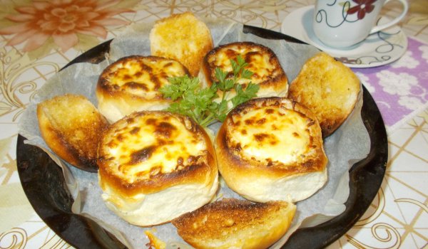 Пълнени питки с кашкавал и яйце