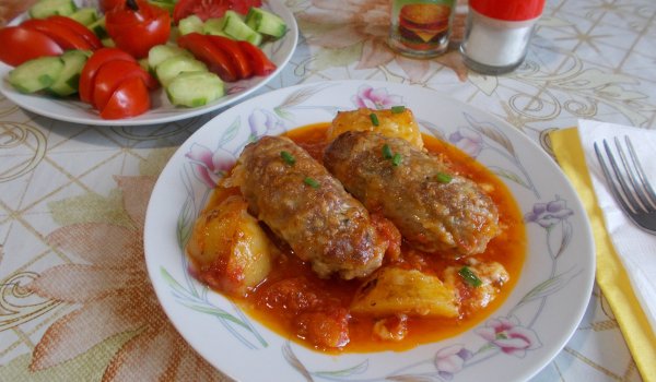 Пълнени рулца с картофи в доматен сос