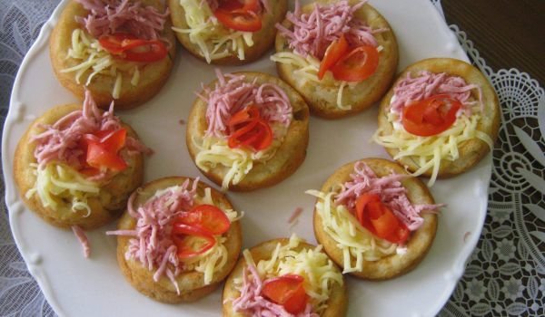 Пълнени солени мъфини с чеснов сос