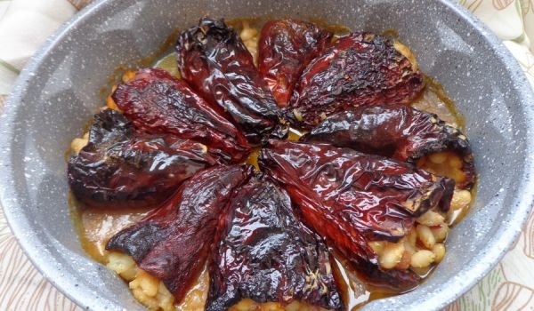 Пълнени сухи чушки с бял боб