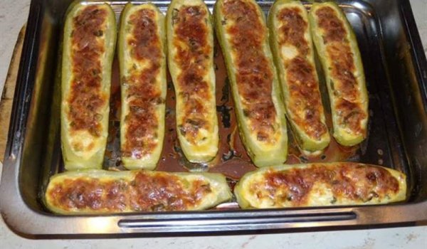 Пълнени тиквички с яйца, сирене и чушка