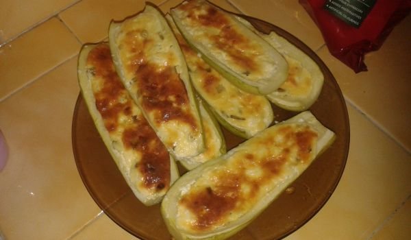 Пълнени тиквички с яйце и сирене