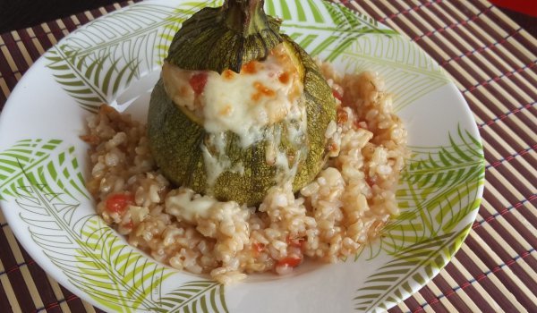 Пълнени тиквички с кафяв ориз и зеленчуци