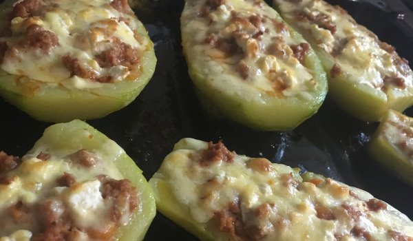 Пълнени тиквички с кайма и сирене