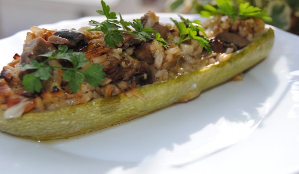 Пълнени тиквички с ориз и гъби