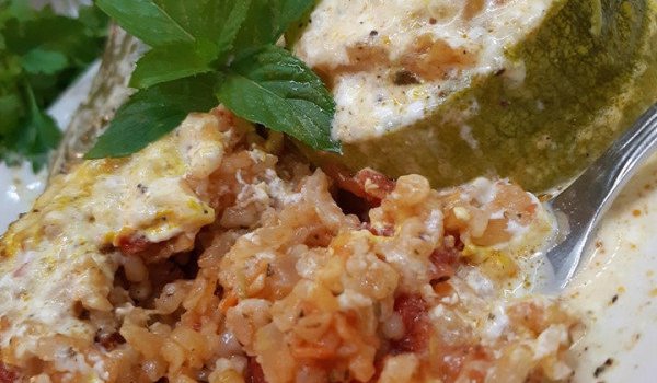 Пълнени зеленчуци с булгур и сметанов сос