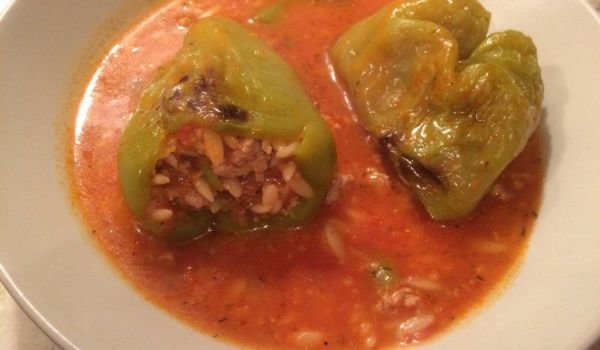 Пълнените чушки с доматен сос