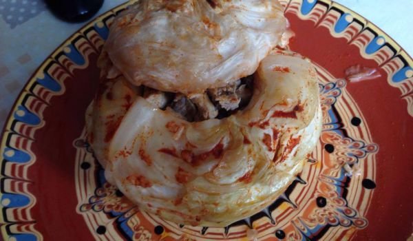 Пълнено кисело зеле с вкусотии в гювеч