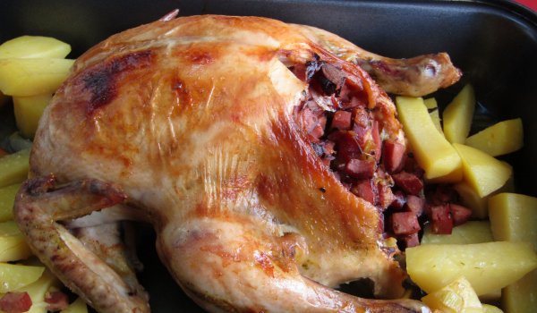 Пълнено пиле с наденички и зеленчуци