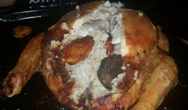 Пълнено пиле с ориз, дробчета, патладжан и картофи