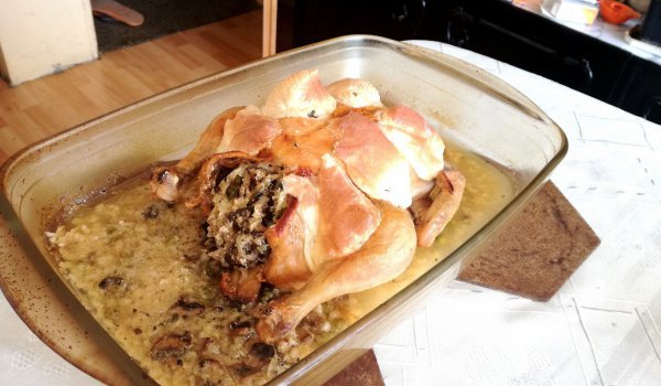 Пълнено пиле с ориз, грах и гъби