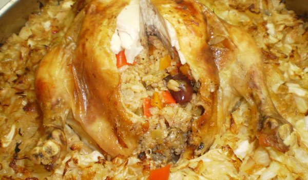 Пълнено пиле върху прясно зеле