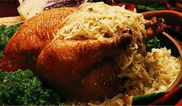 Пълнено пиле върху зеле