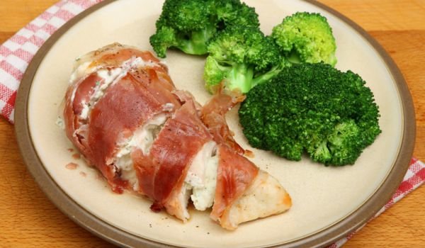 Пълнено пилешко със стилтън и шунка