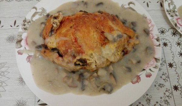 Пълнено свинско филе с гъбен сос