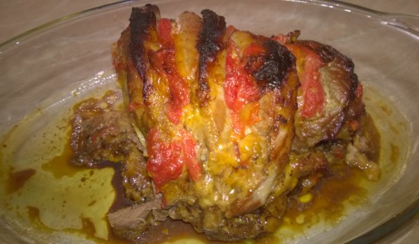 Пълнено свинско месо с домати и кашкавал