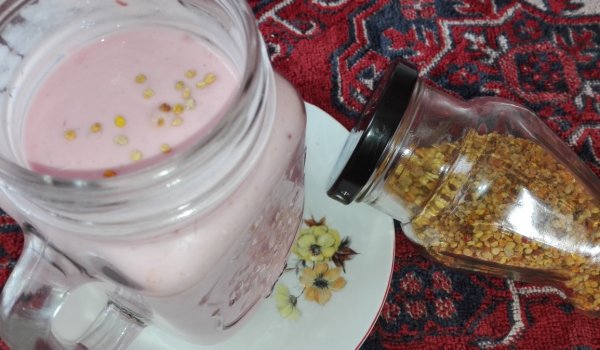 Пълноценна закуска с пчелен прашец, кисело мляко и малини