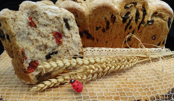 Пълнозърнест хляб с билки и маслини