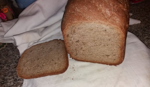 Пълнозърнест хляб със семена в хлебопекарна
