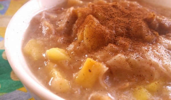 Пълнозърнеста юфка с ябълки, орехи и канела