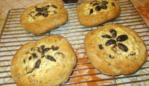 Пълнозърнести питки с маслини, яйце и сирене