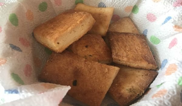 Пълнозърнести соленки с пармезан и босилек