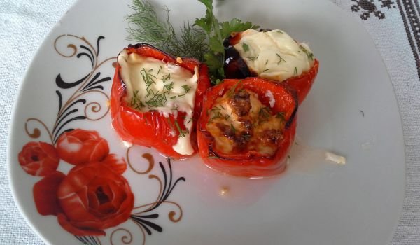 Пънчета от чушки с плънка от зеленчуци и сирена