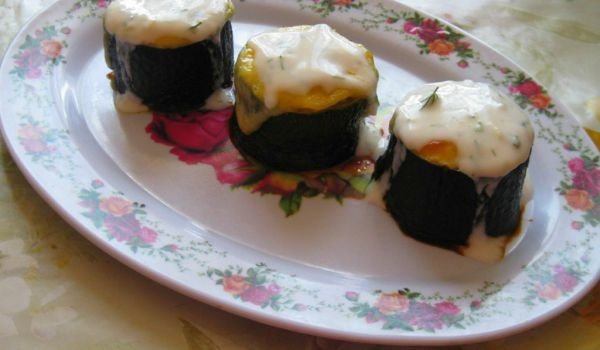 Пънчета от тиквички с извара, сирене и кашкавал